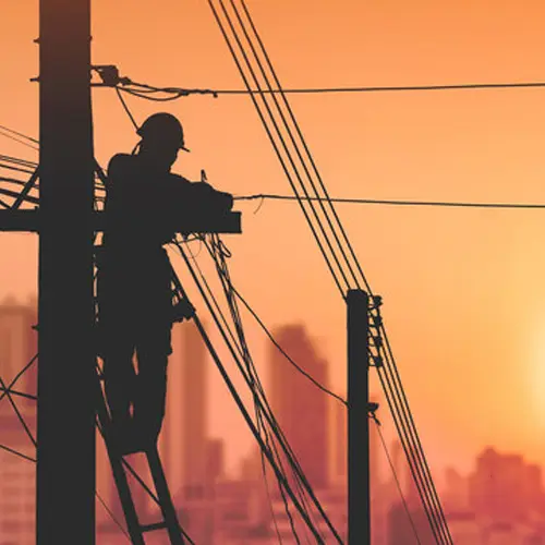 Electricien sur cable haute tension