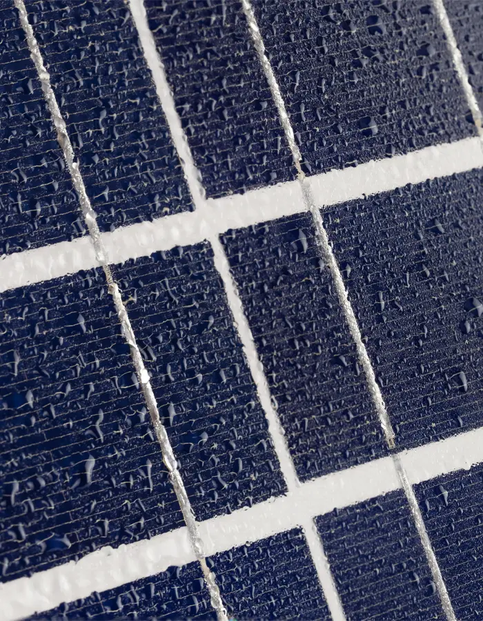 panneaux solaires sous la pluie